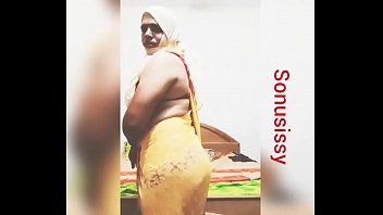 Sonusissy navel show in saree